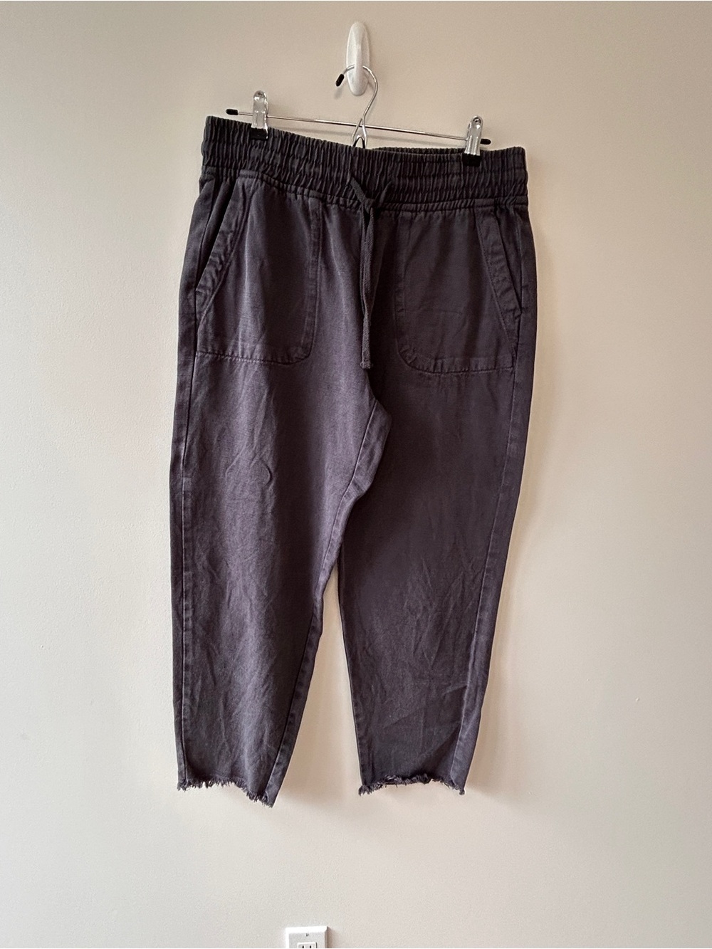 Venice Love Women’s Size Medium Elastic Pull on Grey Pants frayed cropped hem
